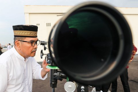 Petugas dari Tim Hisab Rukyat Kementerian Agama (Kemenag) saat melakukan pemantauan hilal 1 Ramadan 1446 Hijriah di Kantor Wilayah Kementerian Agama DKI Jakarta, Jumat (28/2/2025).