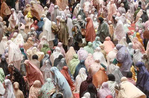 Umat Islam saat pelaksanakan salat tarawih pertama di Mesjid Istiqlal, Jakarta, Jumat (28/2/2025).