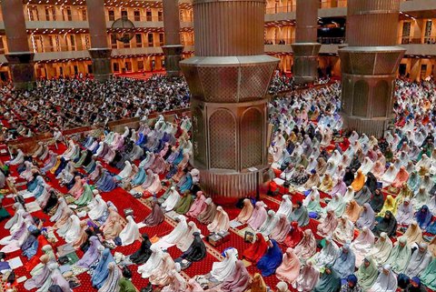 Umat Islam saat pelaksanakan salat tarawih pertama di Mesjid Istiqlal, Jakarta, Jumat (28/2/2025).