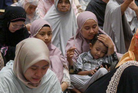 Umat Islam saat pelaksanakan salat tarawih pertama di Mesjid Istiqlal, Jakarta, Jumat (28/2/2025).