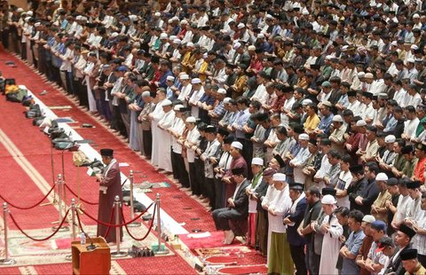 Umat Islam saat pelaksanakan salat tarawih pertama di Mesjid Istiqlal, Jakarta, Jumat (28/2/2025).