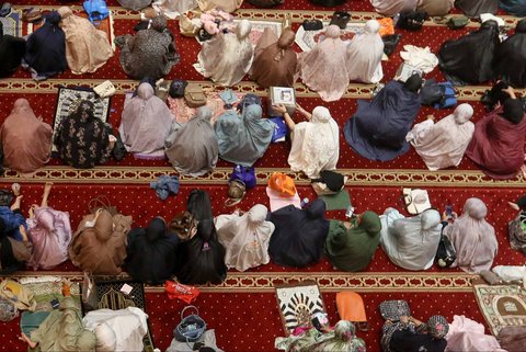 Umat Islam saat pelaksanakan salat tarawih pertama di Mesjid Istiqlal, Jakarta, Jumat (28/2/2025).