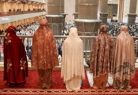 Umat Islam melaksanakan salat tarawih pertama di Mesjid Istiqlal, Jakarta, Jumat (28/2/2025).