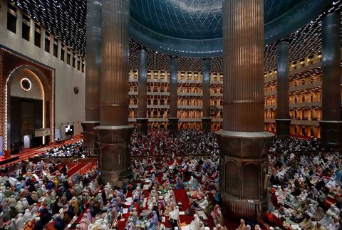 Umat Islam melaksanakan salat tarawih pertama di Mesjid Istiqlal, Jakarta, Jumat (28/2/2025). Pemerintah menetapkan 1 Ramadhan 1446 Hijriah atau awal puasa di jatuh pada 1 Maret 2025 berdasarkan pemantauan hilal di ratusan titik di seluruh Indonesia.