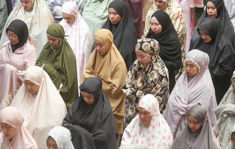Umat Islam melaksanakan salat tarawih pertama di Mesjid Istiqlal, Jakarta, Jumat (28/2/2025).