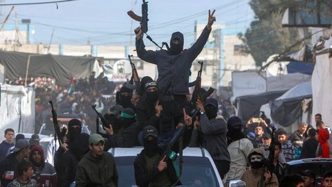 Pejuang Hamas di Gaza pada Minggu (19/1).