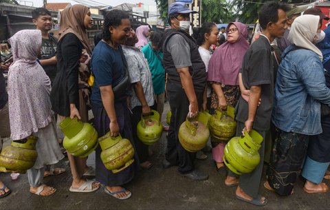 Warga mengantre panjang saat membeli gas elpiji 3 kg di sebuah agen Pertamina di kawasan Ceger, Tangerang Selatan, Banten, Senin (3/2/2025).