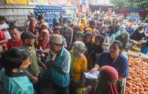 Warga mengantre panjang saat membeli gas elpiji 3 kg di sebuah agen di kawasan Ceger, Tangerang Selatan, Banten, Senin (3/2/2025).