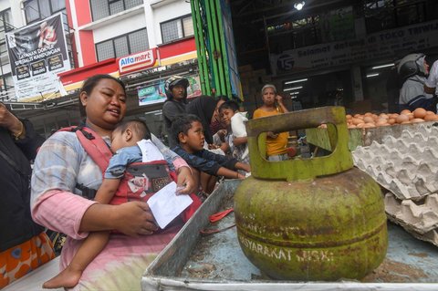 Warga mengantre panjang saat membeli gas elpiji 3 kg di sebuah agen di kawasan Ceger, Tangerang Selatan, Banten, Senin (3/2/2025).