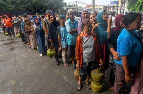 Warga mengantre panjang saat membeli gas elpiji 3 kg di sebuah agen di kawasan Ceger, Tangerang Selatan, Banten, Senin (3/2/2025).