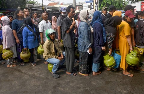 Warga mengantre panjang saat membeli gas elpiji 3 kg di sebuah agen di kawasan Ceger, Tangerang Selatan, Banten, Senin (3/2/2025).