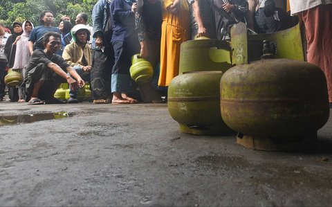 Warga mengantre panjang saat membeli gas elpiji 3 kg di sebuah agen di kawasan Ceger, Tangerang Selatan, Banten, Senin (3/2/2025).