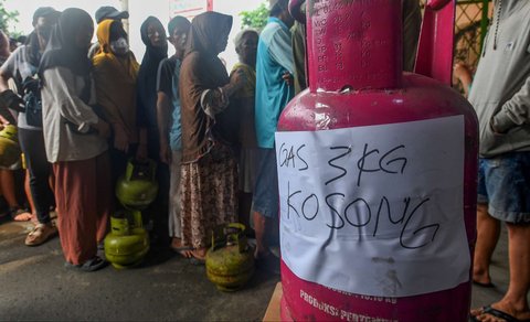 Warga mengantre panjang saat membeli gas elpiji 3 kg di sebuah agen di kawasan Ceger, Tangerang Selatan, Banten, Senin (3/2/2025).