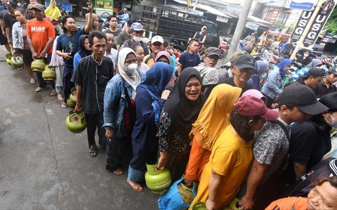 Warga mengantre panjang saat membeli gas elpiji 3 kg di sebuah agen di kawasan Ceger, Tangerang Selatan, Banten, Senin (3/2/2025).
