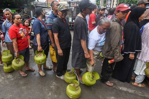 Warga mengantre panjang saat membeli gas elpiji 3 kg di sebuah agen di kawasan Ceger, Tangerang Selatan, Banten, Senin (3/2/2025).