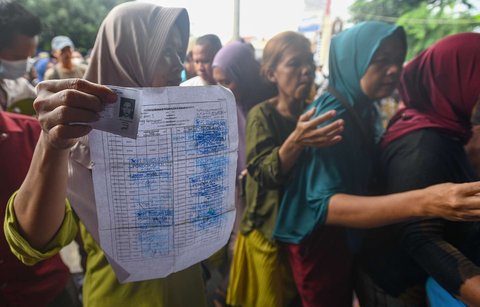 Warga mengantre panjang saat membeli gas elpiji 3 kg di sebuah agen di kawasan Ceger, Tangerang Selatan, Banten, Senin (3/2/2025).