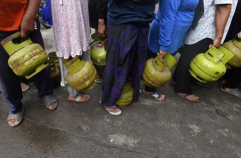 Warga mengantre panjang saat membeli gas elpiji 3 kg di sebuah agen di kawasan Ceger, Tangerang Selatan, Banten, Senin (3/2/2025).
