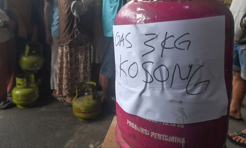 Warga mengantre panjang saat membeli gas elpiji 3 kg di sebuah agen di kawasan Ceger, Tangerang Selatan, Banten, Senin (3/2/2025).