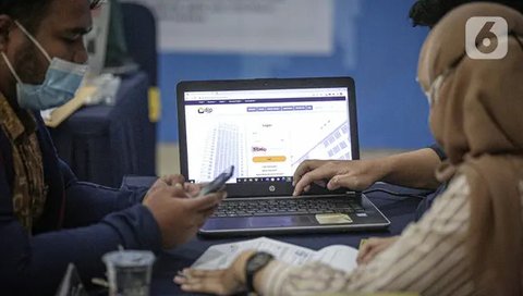 Petugas melayani wajib pajak yang melaporkan SPT Tahunan di KPP Pratama Jakarta Tanah Abang Tiga, Jakarta, Kamis (31/3/2022). Masyarakat yang memiliki NPWP dan penghasilan tetap setiap bulan,