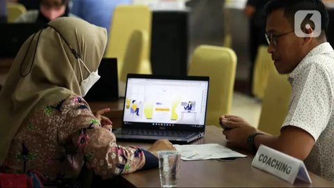Petugas melayani wajib pajak yang melaporkan SPT Tahunan di KPP Pratama Jakarta Tanah Abang Tiga, Jakarta, Kamis (31/3/2022). Masyarakat yang memiliki NPWP dan penghasilan tetap setiap bulan,