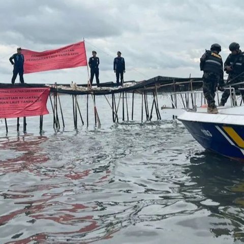 Kementerian Kelautan dan Perikanan (KKP) telah memeriksa Kepala Desa Kohod dan 13 nelayan terkait pembangunan pagar laut ilegal sepanjang 30 km di perairan Tangerang, Banten, sebagai bagian dari proses penegakan hukum dan menindaklanjuti desakan DPR.