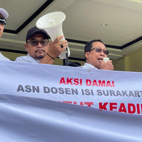 Dosen Institut Seni Indonesia Solo Demo Pembayaran Tunjangan Kinerja
