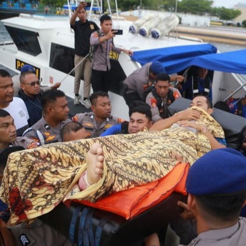 Tim gabungan, termasuk Polairud Polda Maluku Utara, fokus mengevakuasi korban ledakan speedboat Basarnas di perairan Tidore Kepulauan, Minggu (2/2), yang mengakibatkan korban jiwa dan hilang.