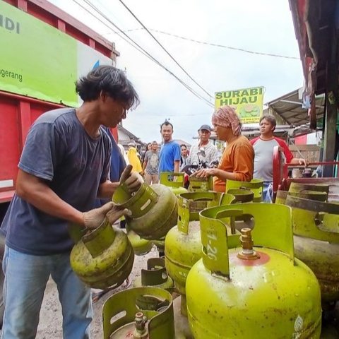 Kebijakan pembatasan penjualan gas elpiji 3 kg subsidi di Kabupaten Tangerang sejak Februari 2025 membuat warga kesulitan mendapatkannya, memicu antrean panjang dan keluhan.