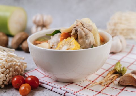 Sup Ayam yang menyegarkan makan siang (Foto: Freepik.com)