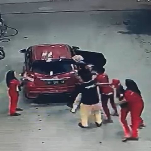 Viral Pengendara Yaris Merah Bersitegang dengan Operator SPBU