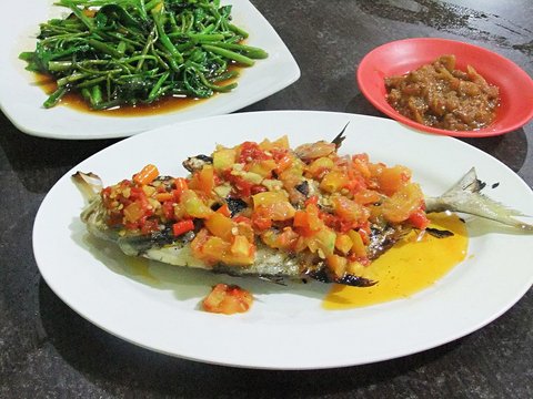 ilustrasi ikan bakar