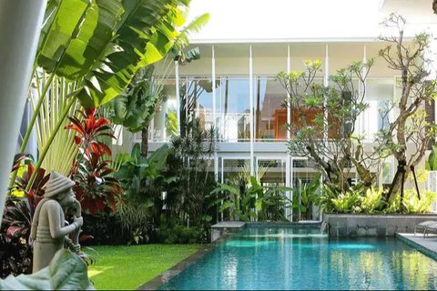 Model Rumah Modern Tropis dengan Taman di Tengah, Bikin Suasana Tenang dan Asri (Foto: Freepik)