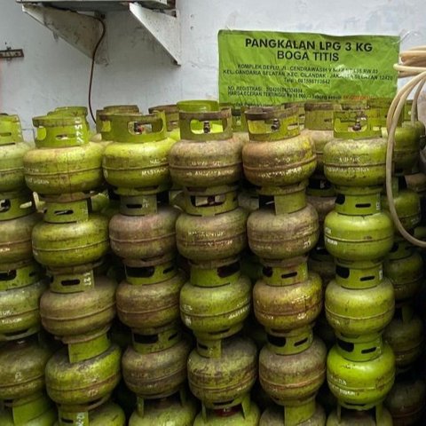 Kelangkaan gas elpiji 3 kg di Jakarta diduga disebabkan oleh penahanan stok oleh pihak tertentu, bukan kelangkaan sesungguhnya, sehingga pemerintah perlu melakukan pengawasan distribusi.