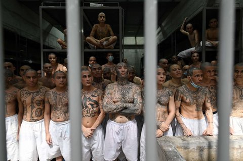 Sejumlah narapidana berada di dalam sel mereka di Pusat Penahanan Antiterorisme (CECOT), penjara raksasa di Amerika Latin dengan keamanan tingkat tinggi, di Tecoluca, El Salvador, pada 27 Januari 2025.