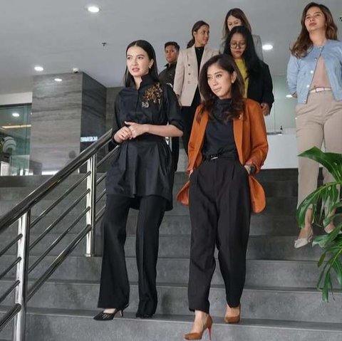 Tampak mendampingi&nbsp;Meutya Hafid dalam sebuah acara, ternyata&nbsp;Raline Shah sudah lama dihubungi oleh ibu menteri ini untuk bergabung sebagai staf khusus.