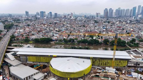 Foto udara memperlihatkan proyek pengembangan Stasiun Tanah Abang, Jakarta, Selasa (4/2/2025).