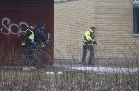 Polisi berjaga di Kampus Risbergska di Orebro, Swedia, (04/02/2025)