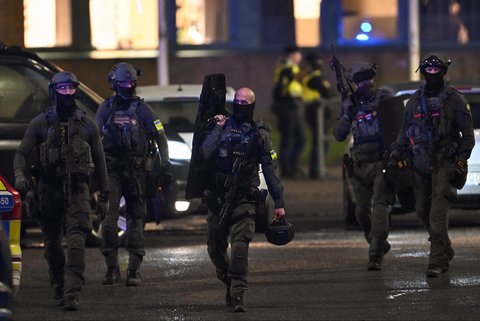 Pasukan khusus polisi di  lokasi Kampus  Risbergska di Orebro, Swedia,  (04/02/2025).