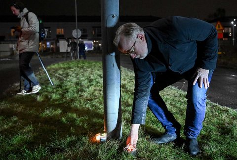 Menteri Pendidikan Swedia Johan Pehrson menyalakan lilin ungkapan duka  di Orebro, Swedia, (04/2/2025).