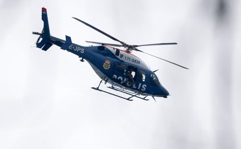 Helikopter polisi menyisir area dekat Kampus Risbergska di Orebro, Swedia, (04/02/2025).