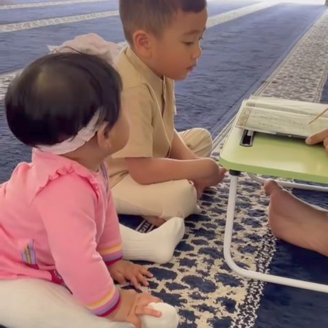 Potret Baby Lily Anteng Temani Rayyanza Ngaji, Gemas Kayak Boneka - Fokus Perhatikan Sang Kakak & Pak Ustaz