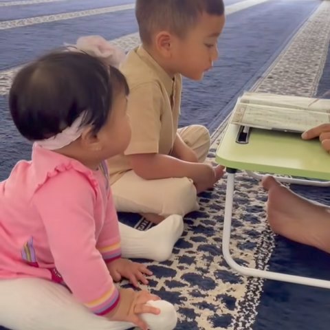 Potret Baby Lily Anteng Temani Rayyanza Ngaji, Gemas Kayak Boneka - Fokus Perhatikan Sang Kakak & Pak Ustaz