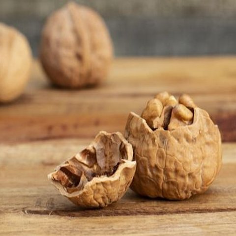 Walnuts can cause digestive problems in rabbit.