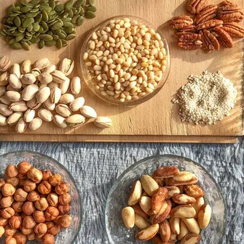Terdapat berbagai jenis kacang-kacangan yang mampu membantu dalam menurunkan kolesterol jahat. (Foto: Unsplash/Pavel Kalenik)