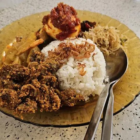 Apakah nasi uduk dapat meningkatkan kolesterol? Temukan fakta menarik dari dokter dan ahli gizi, termasuk tips memilih santan, lauk pendamping, dan cara sehat menikmati nasi uduk tanpa risiko