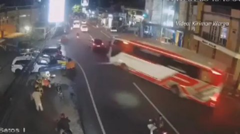 Kecelakaan Tol Ciawi Truk Galon Rem Blong (Sumber: X/Twitter/heraloebss)
