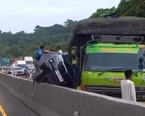 Avanza terhimpit truk Hino pada kecelakaan di Tol Cipularang, Rabu (22/1/2025) pagi.