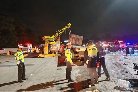 Kecelakaan beruntun di GT Ciawi menewaskan 8 orang dan melukai 11 lainnya, mendorong Kemenhub untuk memanggil operator angkutan dan Korlantas Polri untuk melakukan investigasi menyeluruh guna mencegah kejadian serupa.