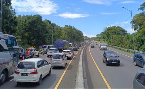 Kecelakaan Tol Ciawi Truk Galon Rem Blong (Sumber: X/Twitter/heraloebss)