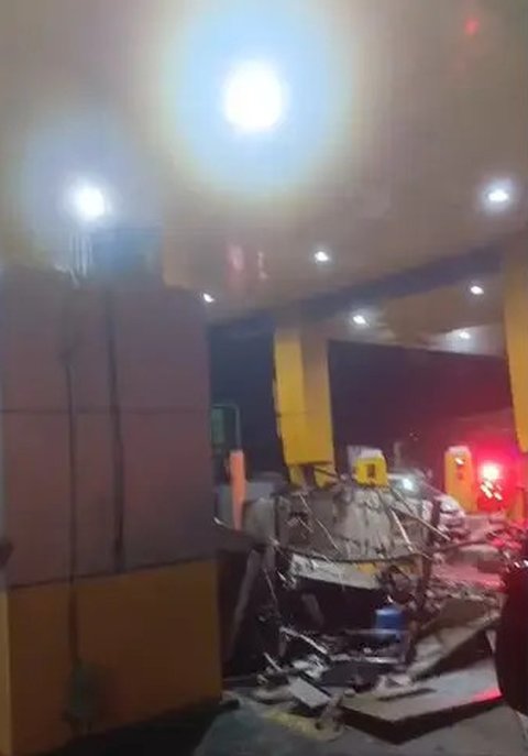 Polisi melakukan olah tempat perkara (TKP) kecelakaan beruntun di Gerbang Tol Ciawi, Kota Bogor, Rabu (5/2/2025). (Achmad Sudarno).